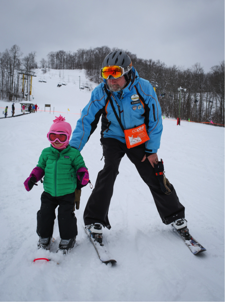 dad and child skiing
